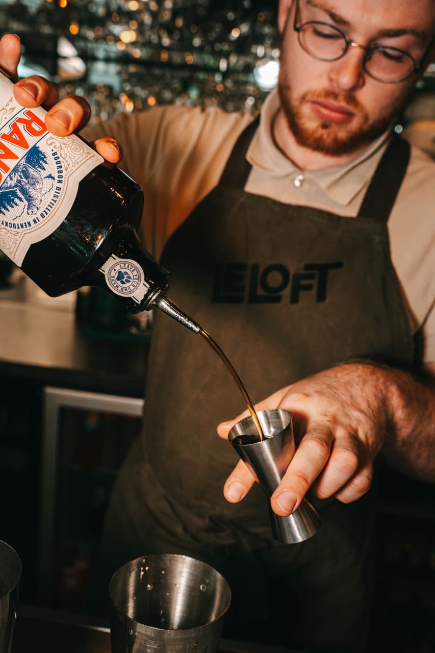 Barman du Loft préparant un cocktail à base de Ranger